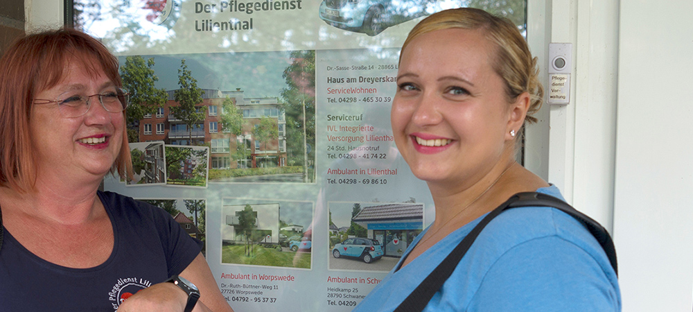 Auszubildende vor dem Eingang des Pflegedienstes Lilienthal